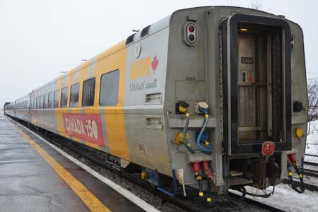 Passenger car VIA 3360 right side with Canada 150 colors / Wagon de passager VIA 3360 cot droit avec couleurs Canada 150