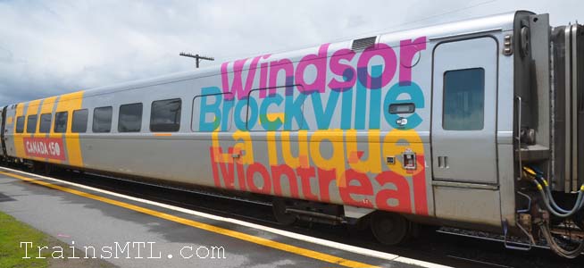 Passenger car VIA 3364 left side with Canada 150 colors/ Wagon de passager VIA 3364 cot gauche avec couleurs Canada 150