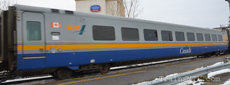 Passenger car VIA 3471 right side with new colors  / Wagon de passager VIA 3471 cot droit avec nouvelle couleurs  