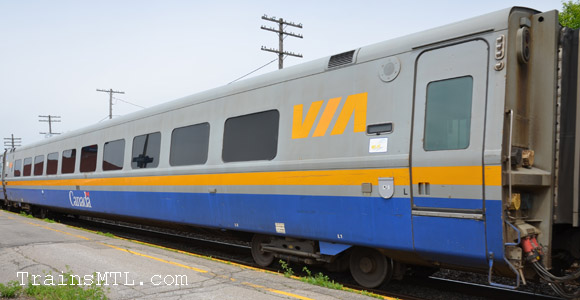 Passenger car VIA 3473 left side with old colors  / Wagon de passager VIA 3473 cot gauche avec vielles couleurs  