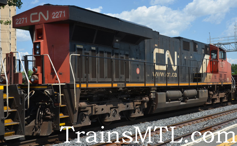 Locomotive CN2271 right side / cot droit