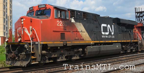 Locomotive CN2280 left side / cot gauche