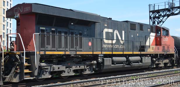 Locomotive CN2301 left side / cot gauche