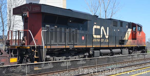 Locomotive CN2303 right side / cot droit