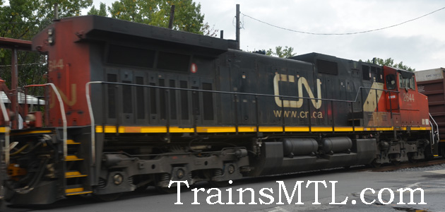 Locomotive CN2644 right side / cot droit