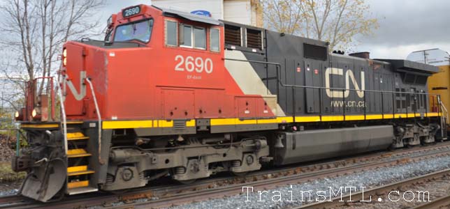 Locomotive CN2690 left side / cot gauche