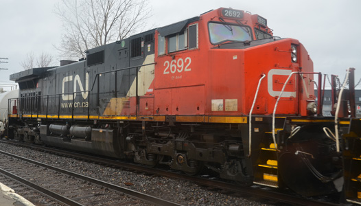 Locomotive CN2692 right side / cot droit