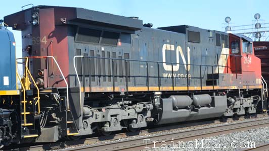 Locomotive CN2694 right side / cot droit