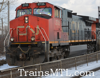 Locomotive CN2725 left side / cot gauche