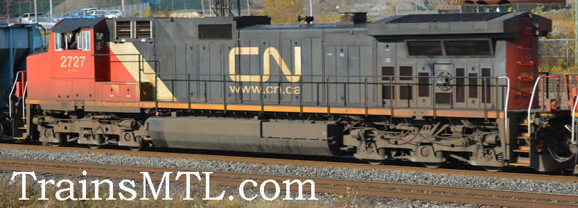 Locomotive CN2727 left side / cot gauche