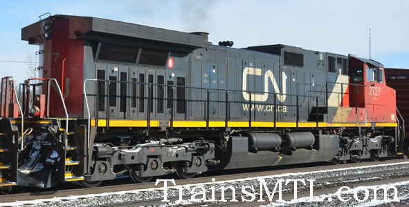 Locomotive CN2727 right side / cot droite