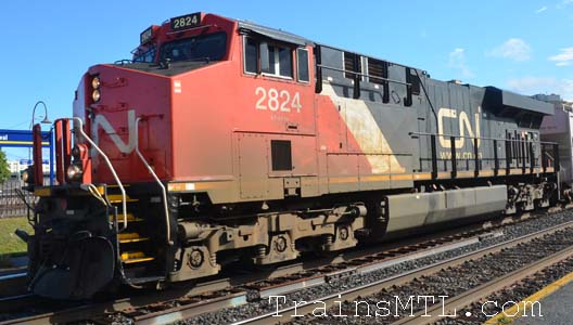 Locomotive CN2824 left side / cot gauche