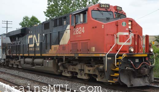 Locomotive CN2824 right side / cot droit