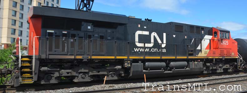 Locomotive CN2825 right side / cot droit