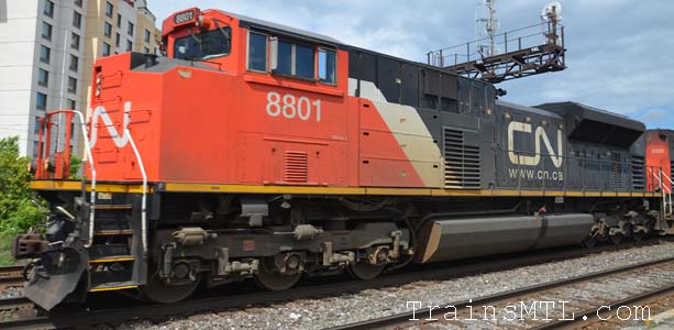 Locomotive CN8801 left side / cot gauche