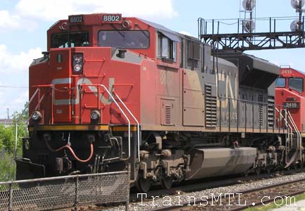 Locomotive CN8802 left side / cot gauche