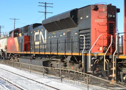 Locomotive CN8803 left side / cot gauche