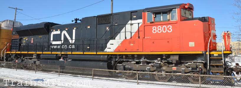 Locomotive CN8803 right side / cot droit