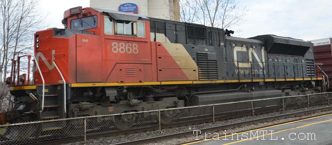 Locomotive CN8868 left side / cot gauche