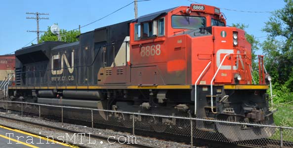 Locomotive CN8868 right side / cot droit