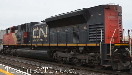 Locomotive CN8869 left side / cot gauche