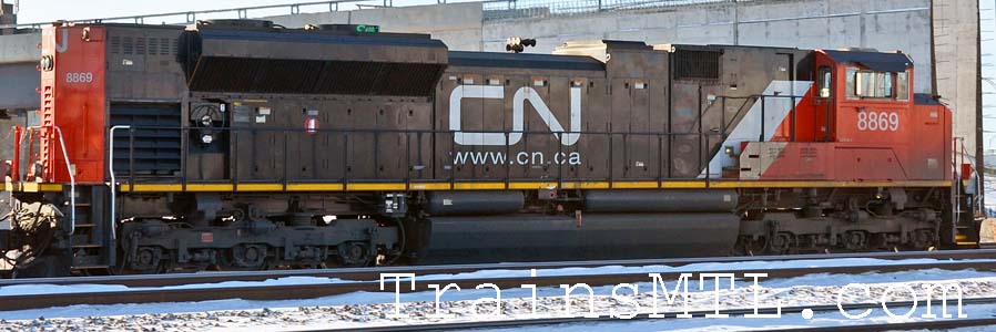 Locomotive CN8869 right side / cot droit