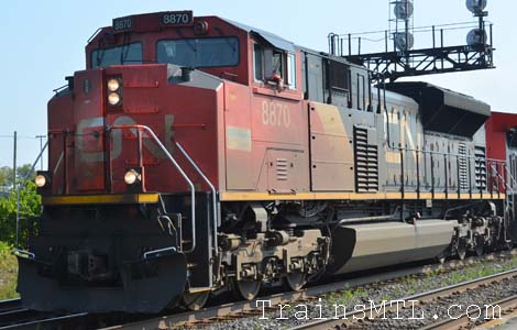 Locomotive CN8870 left side / cot gauche