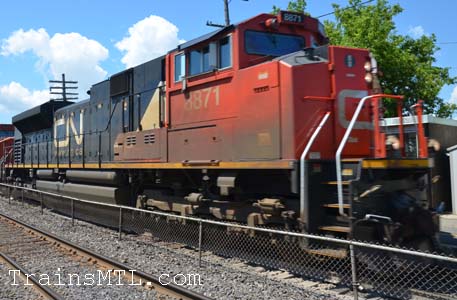 Locomotive CN8871 right side / cot droit