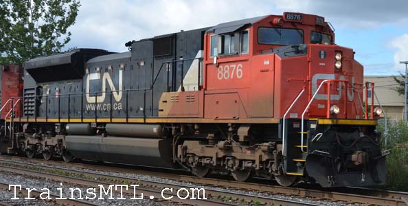 Locomotive CN8876 right side / cot droit