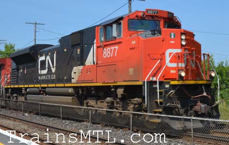 Locomotive CN8877 right side / cot droit