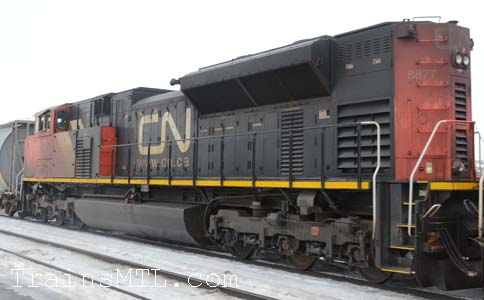 Locomotive CN8877 left side / cot gauche