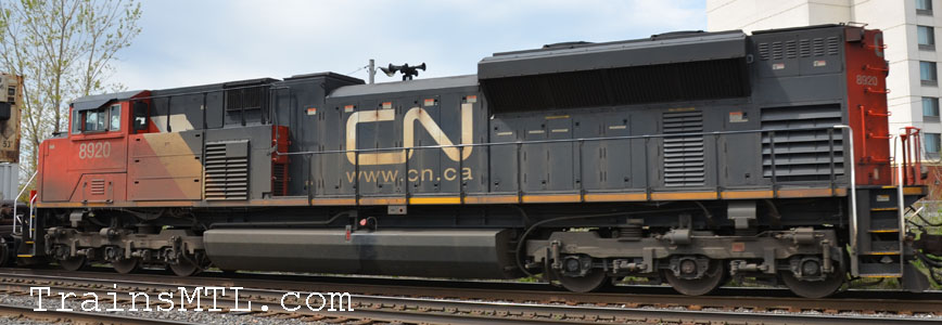 Locomotive CN8920 left side / cot gauche