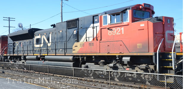 Locomotive CN8921 right side / cot droit