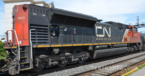 Locomotive CN8923 right side / cot droit