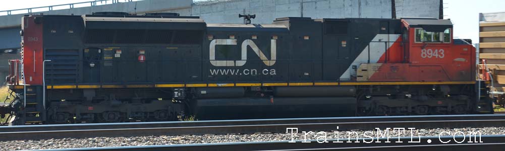 Locomotive CN8943 right side / cot droit