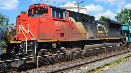 Locomotive CN8944 left side / cot gauche