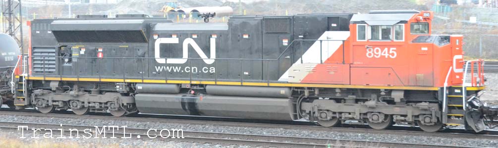 Locomotive CN8945 right side / cot droit