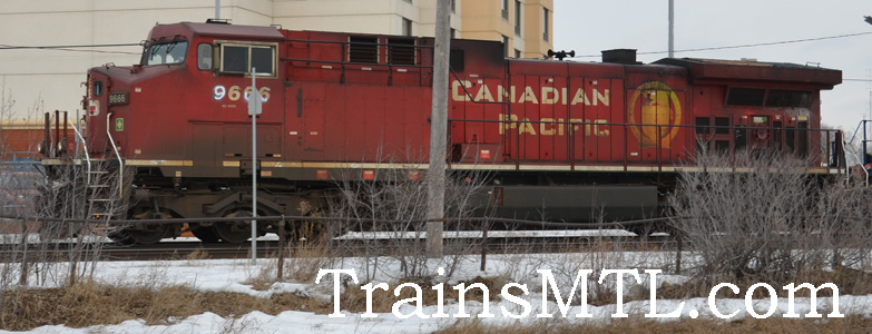 Locomotive CP9666 left side / cot gauche