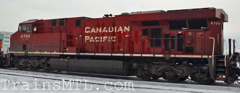 Locomotive CP8700 left side / cot gauche