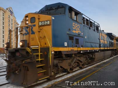 Locomotive CSX582 left side / cot gauche