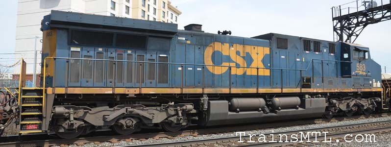 Locomotive CSX583 right side / cot droit