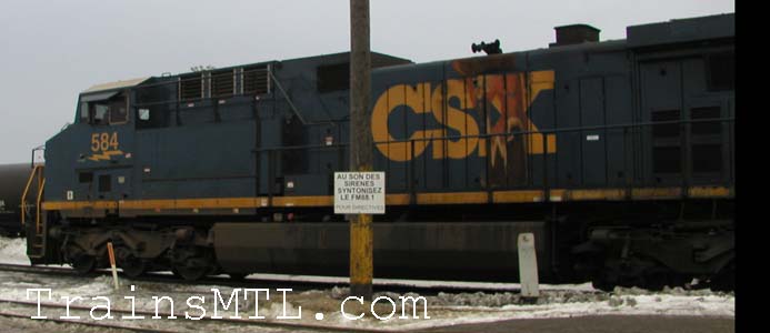 Locomotive CSX583 left side / cot gauche