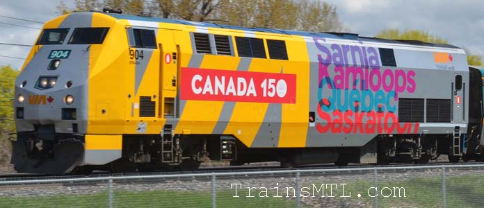 Locomotive VIA904 left side with Canada 150 colors/ cot gauche avec couleurs Canada 150