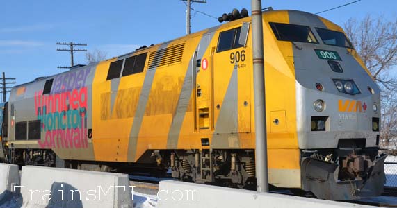 Locomotive VIA906 right side with new colors/ cot droit avec nouvelles couleurs