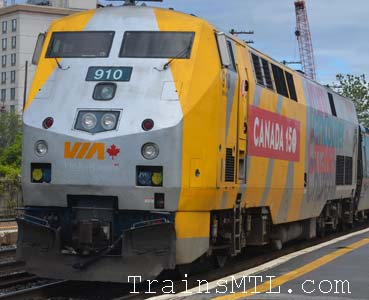 Locomotive VIA910 left side with Canada 150 colors / cot gauche avec couleurs Canada 150