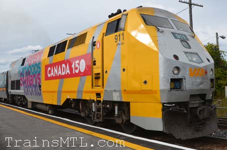 Locomotive VIA911 right side with Canada 150 Colors / cot droit avec couleurs Canada 150