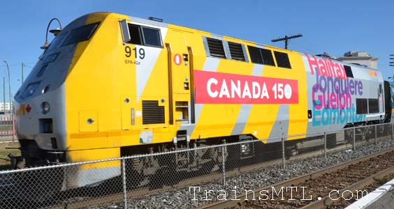 Locomotive VIA919 left side with Canada 150 colors/ cot gauche avec couleurs Canada 150