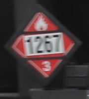 picture of a hazmat placard with the number 1267 / Photo d<un placard de matire dangereuse avec  le numro 1267.